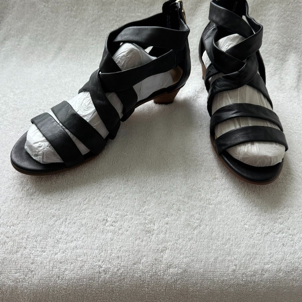 NEW Clarks Cushion Black Leather Strappy Sandal/Shoe 8M